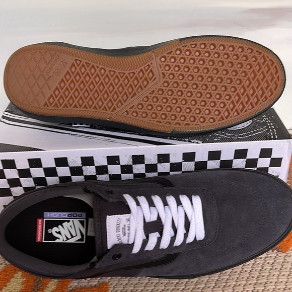 Vans Men’s Gilbert Crockett Dark Navy
VN0ASIFDNV
Sneakers - Picture 14 of 16